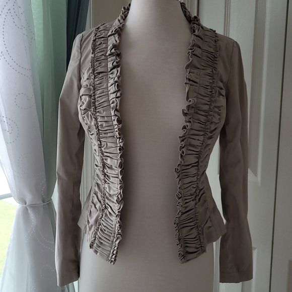 Chino Ruffled Jacket - Picture 6 of 7